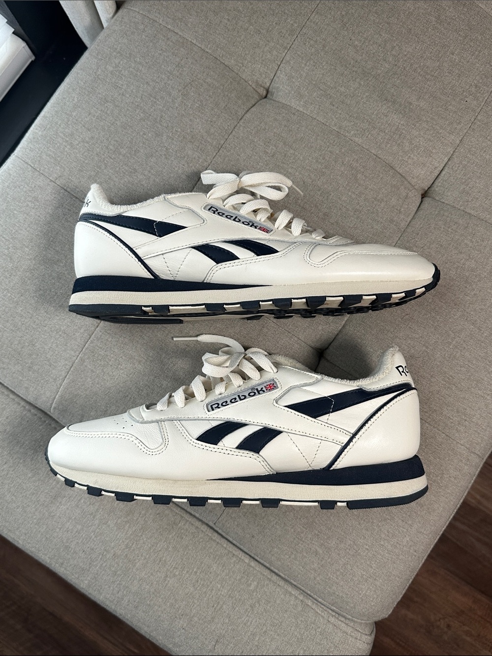Reebok Men’s Classic Low Top Sneakers – White/Navy – Size 9 – Like New